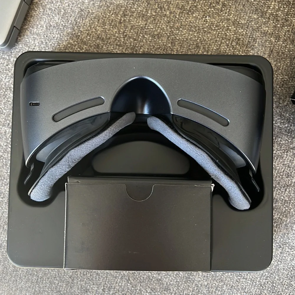 New in box Oculus Gear VR with controller - Samsung